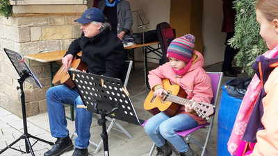 Musikschule musiziert auf dem Weihnachtsmarkt